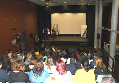 Finaliza el curso de las Escuelas de Padres y Madres con un gran acto de entrega de diplomas en el que participan ms de 200 personas