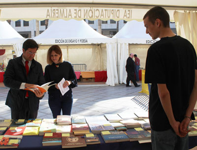 El Instituto de Estudios Almerienses participa en la Feria del Libro de El Ejido con un stand