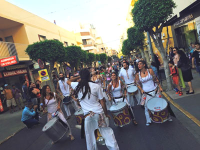 Los ejidenses se echan a la calle para vivir intensamente su IV Noche en Blanco que culmin con xito de ventas y afluencia en todos los comercios del centro 