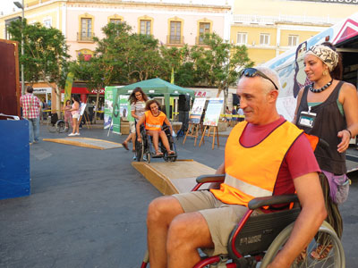 Ms de 50 personas se suben a una silla de ruedas en la gymkana de Verdiblanca 