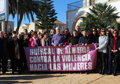 Hurcal de Almera guarda un minuto de silencio por la ltima vctima de violencia de gnero en el municipio