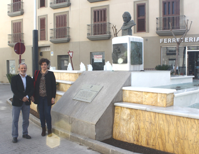 Un busto del Padre Vera preside la nueva fuente de la Plaza Virgen de las Angustias