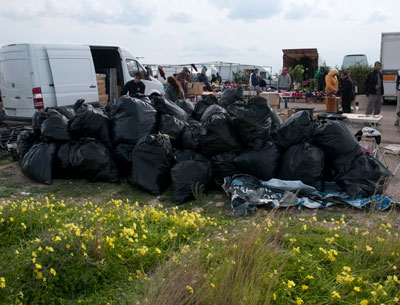 Colectivos ecologistas y sociales se renen para limpiar el mercadillo de El Alquin y juntan ms de un centenar de sacos