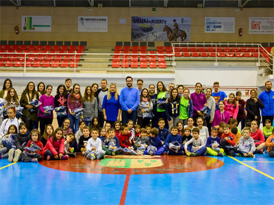 El Ayuntamiento de Tabernas hace entrega de las equipaciones a alumnos de las Escuelas Municipales Deportivas