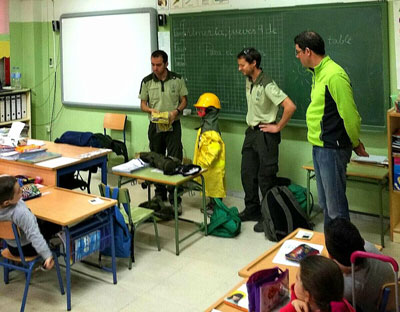 Agentes de Medio Ambiente de la Junta fomentan los valores de respeto y conservacin de nuestro entorno a alumnos del colegio Santa Isabel de Almera 