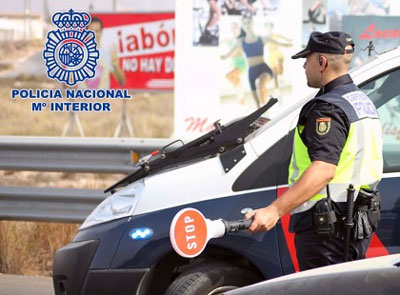 Dos jovenes con una moto robada intentan fugarse de un control de la Policia Nacional