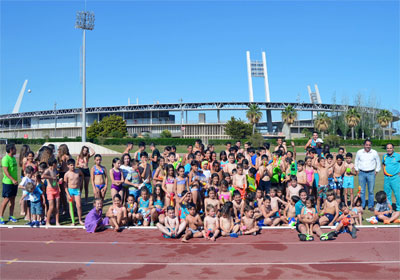 Ms de 300 nios disfrutan en la clausura del curso de la EDM de Atletismo Ciudad de Almera