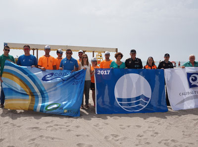En las playas de Vera ondean las banderas que avalan su calidad