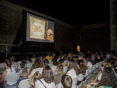 El Castillo de San Andrs se convierte en un improvisado cine al aire libre en las noches de verano