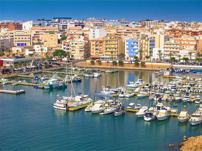 El puerto de Roquetas de Mar ondea la bandera azul concedida por su gestin y calidad medioambiental 