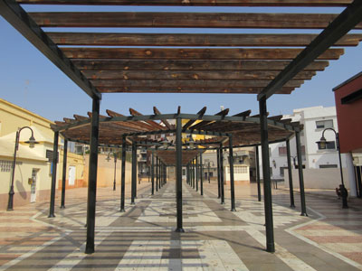 Una propuesta de IU, logra que la plaza de la biblioteca de Roquetas tenga zonas de sombra