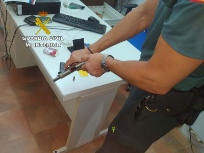 Detenido un hombre que deambulaba exhibiendo un arma de fuego en la zona de establecimientos pblicos en Roquetas