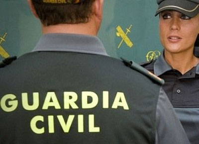La Guardia Civil auxilia a una persona herida en Roquetas de Mar