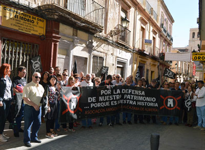 Amigos de la Alcazaba se concentra para proteger la Casa Gngora y la arquitectura tradicional de Almera