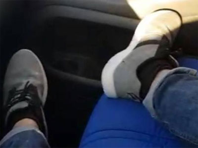 Investigado por grabarse a s mismo conduciendo con los pies en el asiento del acompaante y compartir el vdeo en Internet