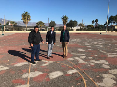 Ayuntamiento y AMPA Trbol piden a Educacin la urgente reposicin de las pistas polideportivas del CEIP San Agustn