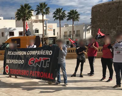 Primera concentracin contra el despido del conserje del Pabelln Polideportivo de Carboneras 