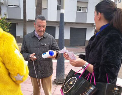 El Ayuntamiento reparte diez mil kits higinicos concienciando sobre la necesidad de recoger los excrementos y echar agua en los orines de los perros 