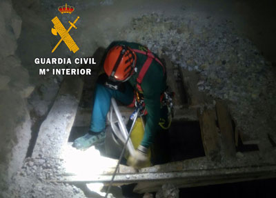 Un voluntario de la bsqueda del nio desaparecido en Njar se precipita en una galera de 40 metros de altura