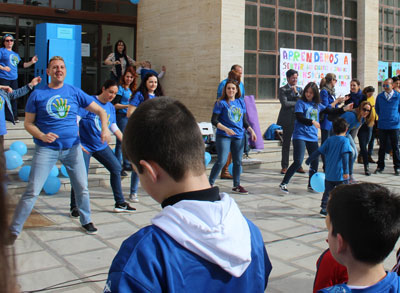 La Plaza Mayor se inunda de globos azules para conmemorar el Da Mundial del Autism