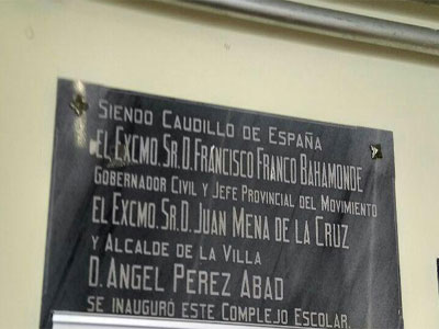 La placa franquista del colegio pblico Atalaya de Njar se eliminar en un tiempo record, gracias a la peticin de Podemos