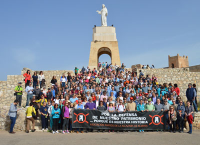 Amigos de la Alcazaba rene a casi medio millar de personas en la visita guiada por la defensa de las murallas de Almera