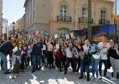 Intento ser cercano y comprender a los jvenes, afirma Blue Jeans, que ha llenado la Feria del Libro de lectores adolescentes  