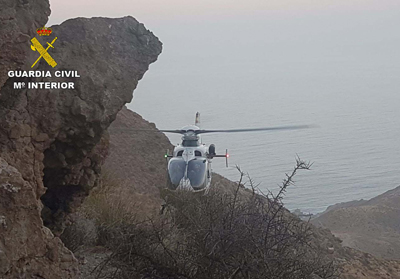 Un helicptero de la Guardia Civil auxilia a un senderista herido en el Cerro del Fraile