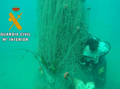 La Guardia Civil retira una red de pesca de 30 metros sumergida en Vela Blanca, Cabo de Gata