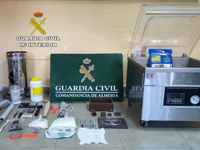 La Guardia Civil desmantela un punto de elaboracin de estupefacientes en Roquetas de Mar