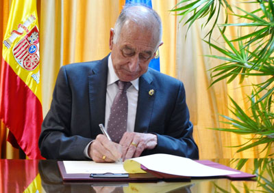 El alcalde firma los contratos de seis importantes obras por valor de casi nueve millones de euros
