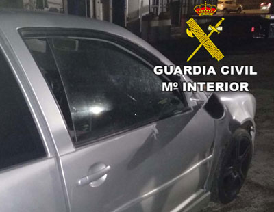 Tras conducir de forma temeraria entre otros vehculos arremete contra un coche de la Guardia Civil en su intento de huida