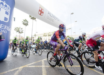 Noticia de Almería 24h: Los almerienses arropan a los corredores en la salida de la Clásica Ciclista en la Rambla 