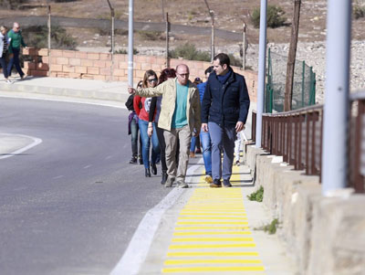 Noticia de Almería 24h: El alcalde agradece la actitud constructiva de asociaciones vecinales como la de Castell del Rey en su visita al nuevo carril de acceso peatonal