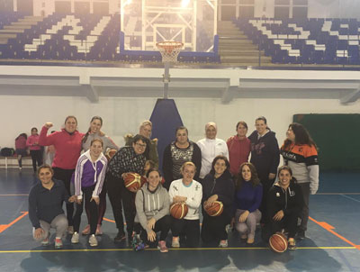 Gran participación en el comienzo de los entrenamientos del grupo de baloncesto dirigido a mujeres