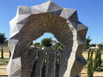 Escolares de los tres centros educativos de Vera visitan la obra escultrica de Roberto Manzano ubicada en el Parque de la Rambla