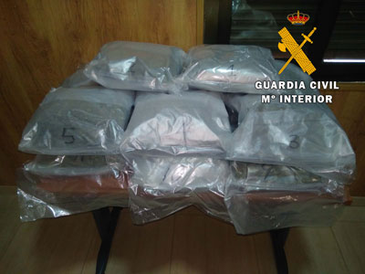 La Guardia Civil detiene a una persona con 8 Kg. de marihuana en el interior de una maleta en Roquetas de Mar