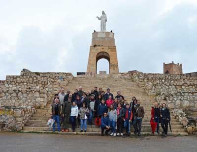 Los turistas contemplan la belleza de Almera desde el mirador del Cerro de San Cristbal 