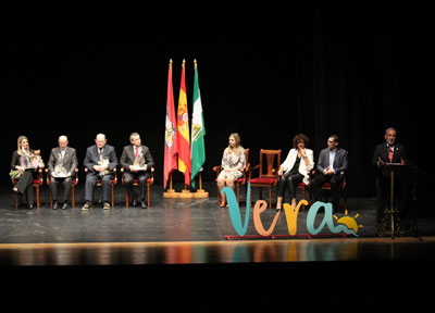 El Ayuntamiento de Vera entrega la Pluma de Oro a cuatro escritores locales