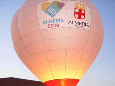 El Ayuntamiento invita a volar en el globo de Almera 2019 instalado en las Almadrabillas