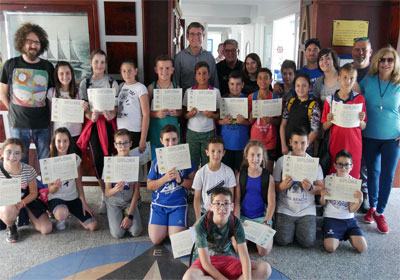 300 escolares disfrutan del Bautismo de Mar en el Club Nutico de Adra