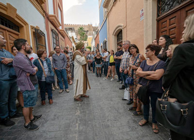 Ms de 120 turistas se adentran en los encantos de Almera a travs de una visita teatralizada
