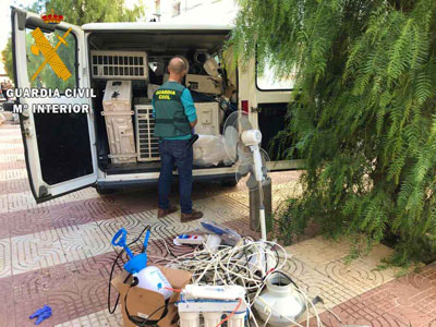 La Guardia Civil desmantela casi 200 enganches ilegales en 5 narco pisos en Roquetas de Mar durante la pasada semana 
