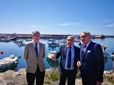 Caicedo muestra al director general de Pesca el proyecto de acondicionamiento del fondeadero del Puerto de Almera