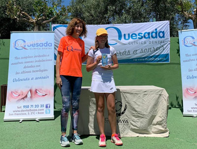 La roquetera Carlota Iniesta, vencedora en un torneo de tenis de categora infantil celebrado en Baza 