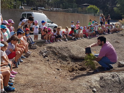El Ayuntamiento de Tabernas y el CEIP Virgen de las Angustias llevan a cabo un taller de reforestacin
