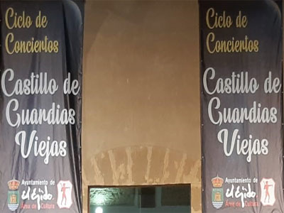 La meloda vocal de un coro infantil y el baile flamenco aderezan las noches en el Castillo de Guardias Viejas