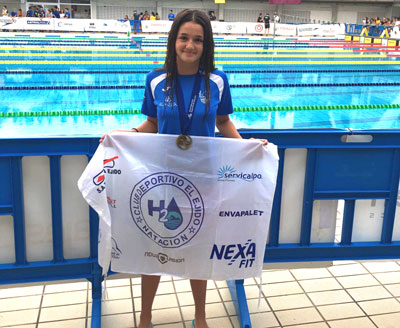 La nadadora del club H2O El Ejido, Carmen Guerrero, obtiene la medalla de oro en 200 mariposa y la medalla de bronce en 200 espalda en el Nacional Infantil