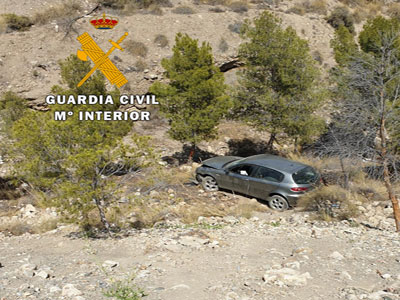 Dos personas quedan atrapadas dentro de un vehculo tras caer por un barranco en Santa Fe de Mondjar 