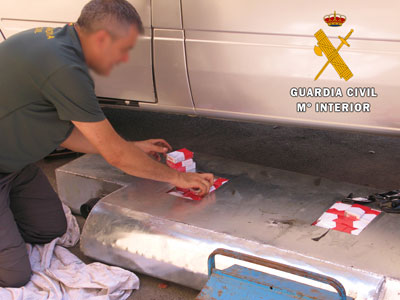 La Guardia Civil interviene 1250 cajetillas de tabaco procedentes de Argelia ocultas en el depsito de combustible de una furgoneta
